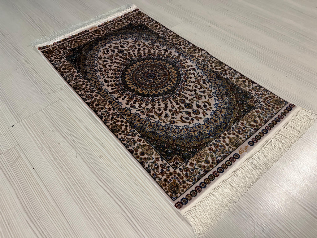 Gray Mini Silk Rug, Medallion Turkish Design, Gift Rug (2x3 ft)