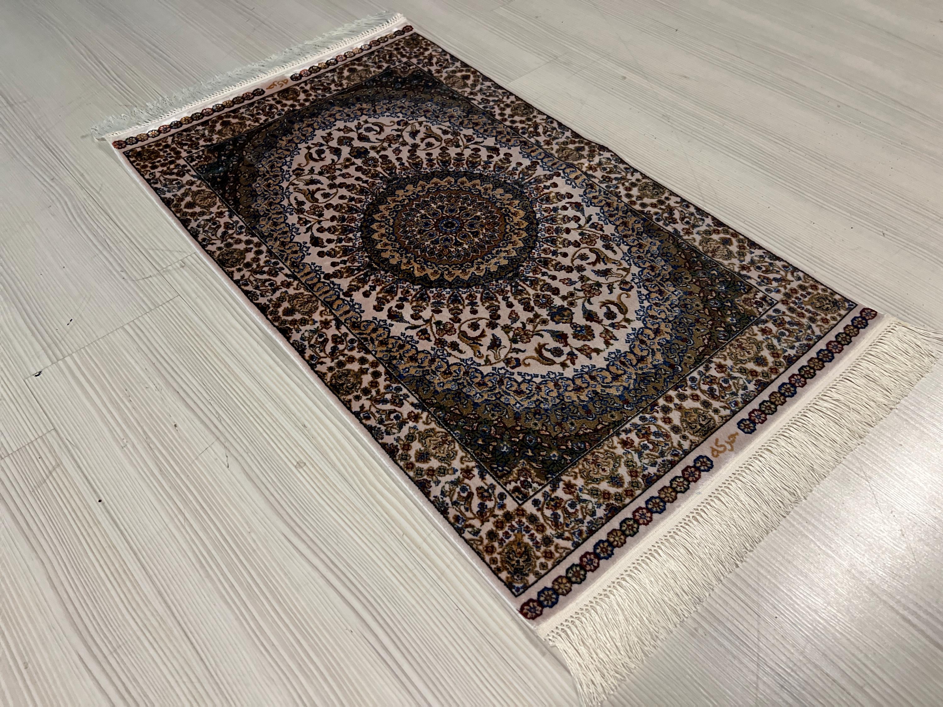 Gray Mini Silk Rug, Medallion Turkish Design, Gift Rug (2x3 ft)