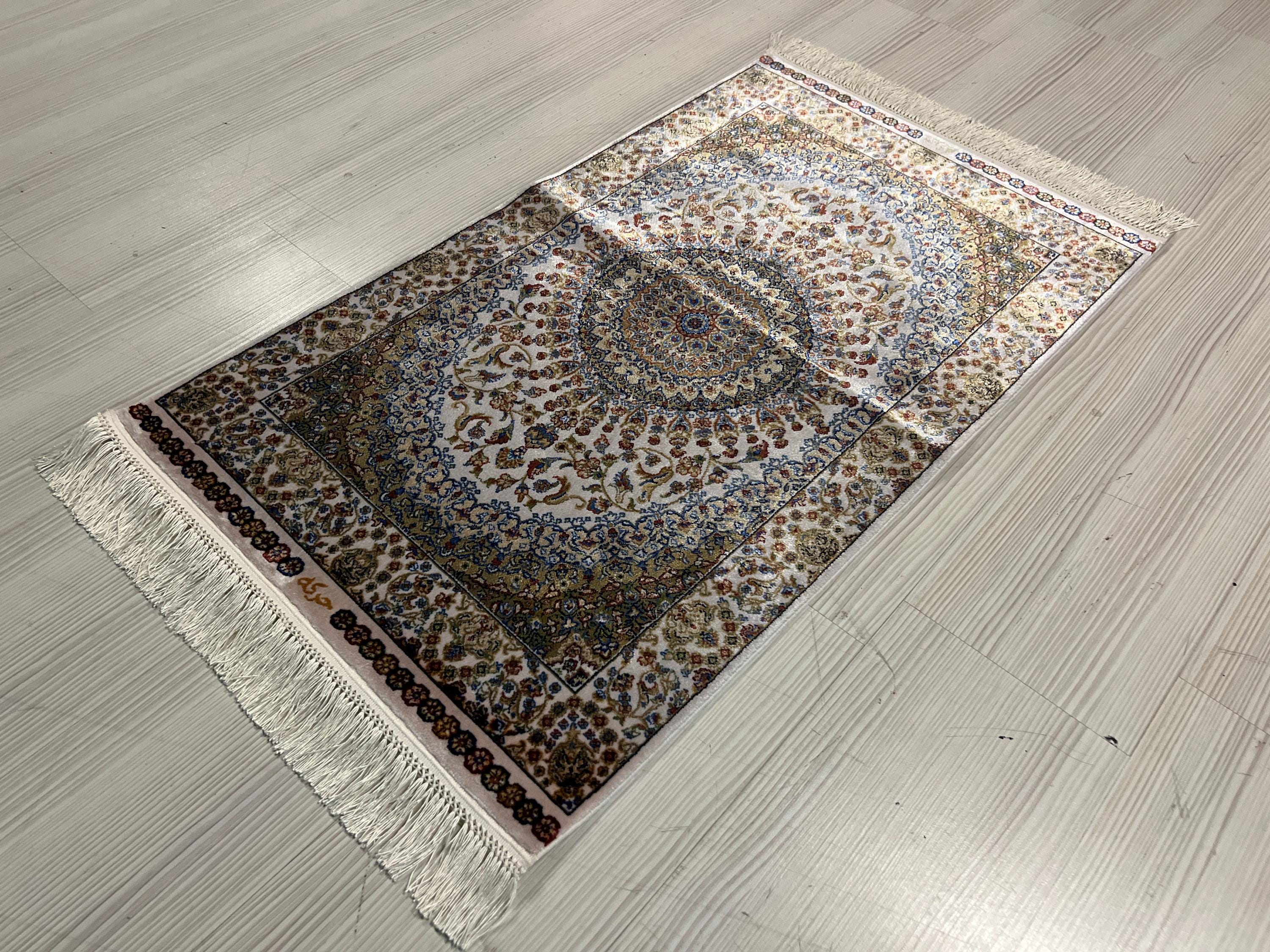 Gray Mini Silk Rug, Medallion Turkish Design, Gift Rug (2x3 ft)
